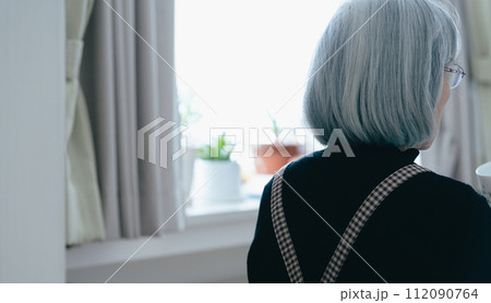 一人暮らしのシニア女性の後ろ姿 112090764