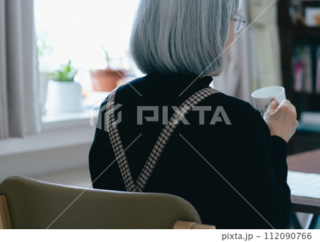 一人暮らしのシニア女性の後ろ姿 112090766
