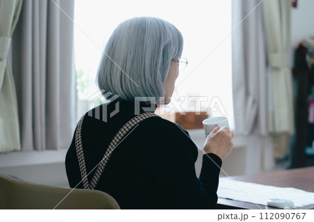 一人暮らしのシニア女性の後ろ姿 112090767