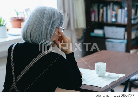 一人暮らしのシニア女性の後ろ姿 一人暮らしのシニア女性の後ろ姿 112090777