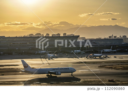 夕暮れの羽田空港　着陸した飛行機と富士山　東京都大田区 112090860
