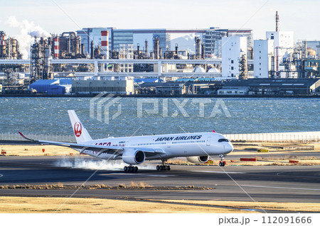 夕暮れの羽田空港 着陸した飛行機と工場群 東京都大田区 夕暮れの羽田空港 着陸した飛行機と工場群 東京都大田区 112091666