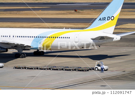 羽田空港の風景　トーイングトラクターとドーリー　東京都大田区 112091747