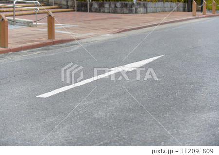 進行方向を示す道路上の矢印 進行方向を示す道路上の矢印 112091809