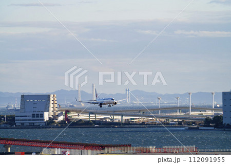 夕暮れの羽田空港　着陸中の飛行機　東京都大田区 112091955