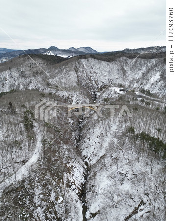 雪の少ない真冬の鳴子峡　空撮 112093760