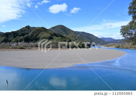 蛇行する四万十川 冬 (高知県 四万十市) 蛇行する四万十川 冬 (高知県 四万十市) 112093865