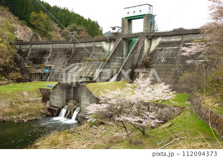 下流からの水沼ダム堤体 112094373