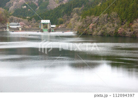 水沼ダムの堤体とダム湖 112094397