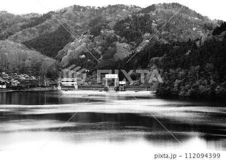 水沼ダムの堤体とダム湖 水沼ダムの堤体とダム湖 112094399