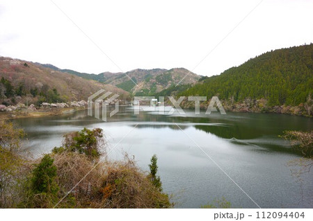 水沼ダムの堤体とダム湖 水沼ダムの堤体とダム湖 112094404