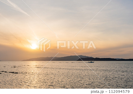 和歌山県加太 夕景の紀淡海峡 112094579