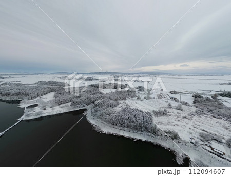 大雪の真冬の平筒沼 空撮 大雪の真冬の平筒沼 空撮 112094607