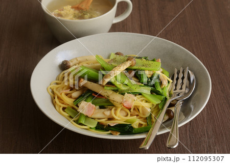 小松菜とベーコンとシメジのパスタ 112095307