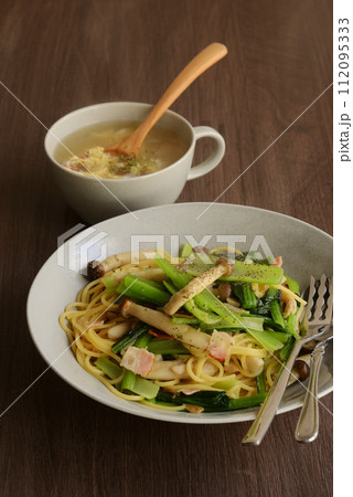 小松菜とベーコンとシメジのパスタ 小松菜とベーコンとシメジのパスタ 112095333
