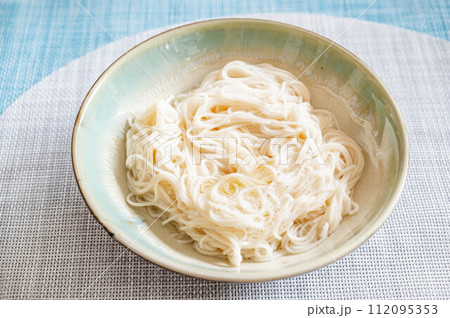 茹でた素麺に混ぜた卵白 茹でた素麺に混ぜた卵白 112095353
