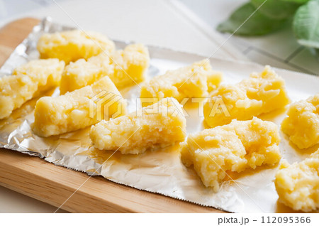 焼く前の成形したポレンタ 112095366