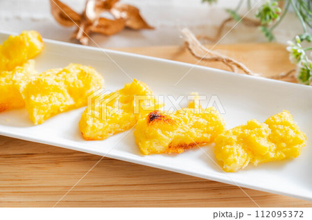 並んだ焼きポレンタ 112095372