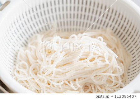 茹でてザルに上げた素麺 茹でてザルに上げた素麺 112095407