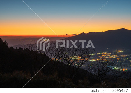 箱根から眺める御殿場の夜景 夕暮れ時 箱根から眺める御殿場の夜景 夕暮れ時 112095437