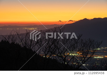 箱根から眺める御殿場の夜景　夕暮れ時 112095438