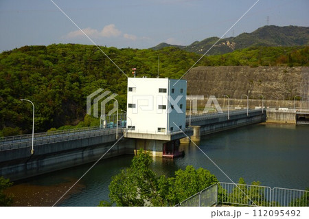 呑吐ダムの堤体とつくはら湖 112095492
