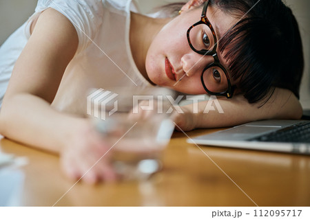グラスを見つめる若い女性 グラスを見つめる若い女性 112095717