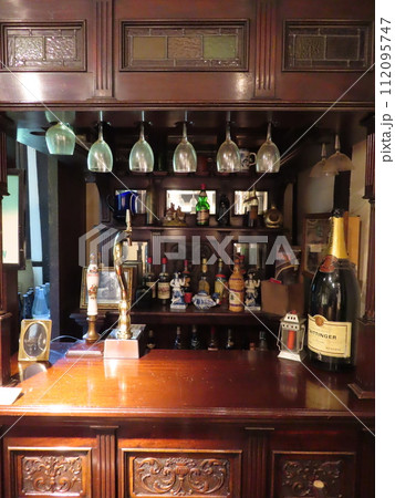 白洲次郎と白洲正子、ふたりが移り住み生涯を通して愛した家、武相荘、東京都町田市にある、バーカウンター 112095747