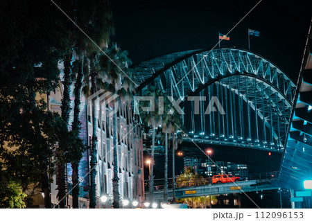 シドニー橋夜のライトアップ 112096153