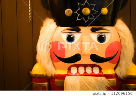 ナットクラッカーの笑顔 112096156