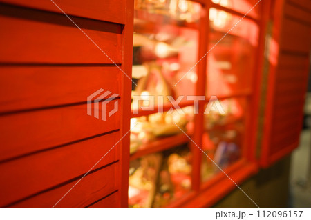 赤い木製の壁 112096157