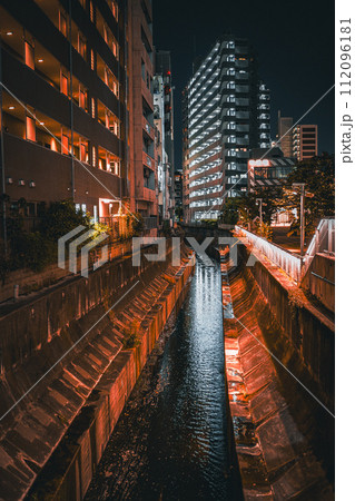 運河の夜の光 112096181