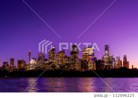 シドニーの夕焼けとビル群 112096225