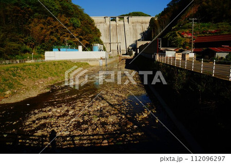 建設中の第二浜田ダムの堤体と下流 建設中の第二浜田ダムの堤体と下流 112096297
