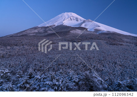 《静岡県》雪景色の富士山の夜明け・腰切塚展望台の眺望 112096342