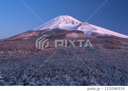 《静岡県》雪景色の富士山の夜明け・腰切塚展望台の眺望 112096350