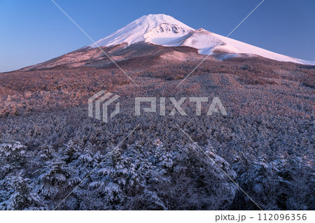 《静岡県》雪景色の富士山の夜明け・腰切塚展望台の眺望 112096356