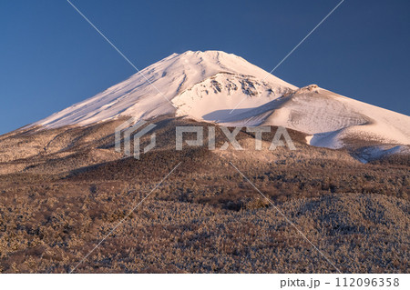 《静岡県》雪景色の富士山の夜明け・腰切塚展望台の眺望 112096358