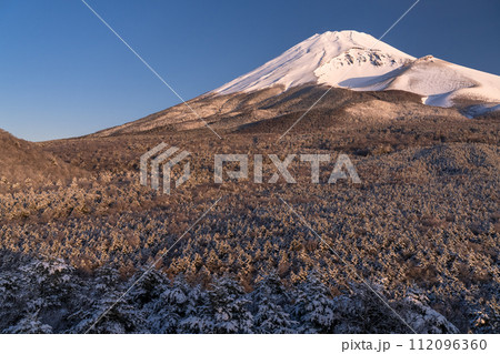 《静岡県》雪景色の富士山の夜明け・腰切塚展望台の眺望 112096360