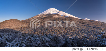 《静岡県》雪景色の富士山の夜明け・腰切塚展望台の眺望 112096362