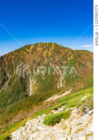 中央アルプス縦走登山千畳敷から空木岳　濁沢大峰の山頂から見る三ノ沢岳 112096374