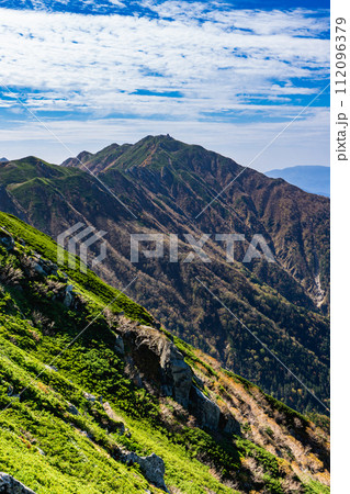 中央アルプス縦走登山千畳敷から空木岳　濁沢大峰の山頂から見る熊沢岳 112096379