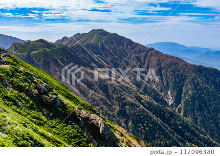 中央アルプス縦走登山千畳敷から空木岳 濁沢大峰の山頂から見る熊沢岳 中央アルプス縦走登山千畳敷から空木岳 濁沢大峰の山頂から見る熊沢岳 112096380
