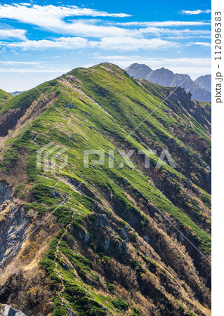 中央アルプス縦走登山千畳敷から空木岳 檜尾岳の稜線 中央アルプス縦走登山千畳敷から空木岳 檜尾岳の稜線 112096383