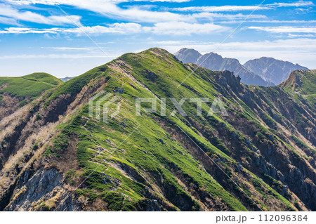 中央アルプス縦走登山千畳敷から空木岳　檜尾岳の稜線 112096384