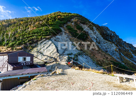 長野県中央アルプス縦走登山千畳敷から空木岳 木曽殿山荘と東川岳 長野県中央アルプス縦走登山千畳敷から空木岳 木曽殿山荘と東川岳 112096449