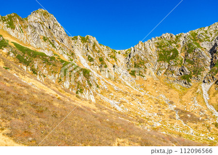 中央アルプス縦走登山千畳敷から空木岳　紅葉の宝剣岳と千畳敷カール 112096566