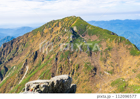 中央アルプス縦走登山千畳敷から空木岳　島田娘の山頂から見る三ノ沢岳 112096577
