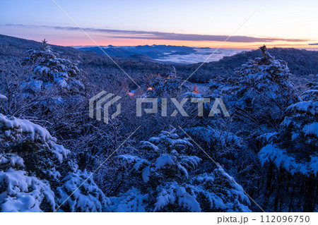 《静岡県》樹氷の森の夜明け・水ヶ塚公園腰切塚展望台 112096750