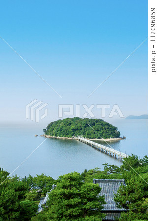 青空に映える竹島（愛知県蒲郡市） 112096859
